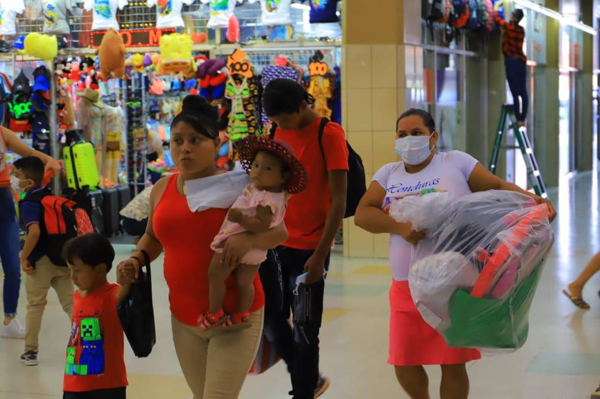Cabe mencionar, que tras el asueto decretado por la empresa privada y el Estado, las actividades laborales se reanudan mañana lunes, por lo que cientos de personas regresan a las ciudades, en este caso San Pedro Sula, que concentra gran parte de la industria en Honduras. Fotografía: La Prensa / Melvin Cubas