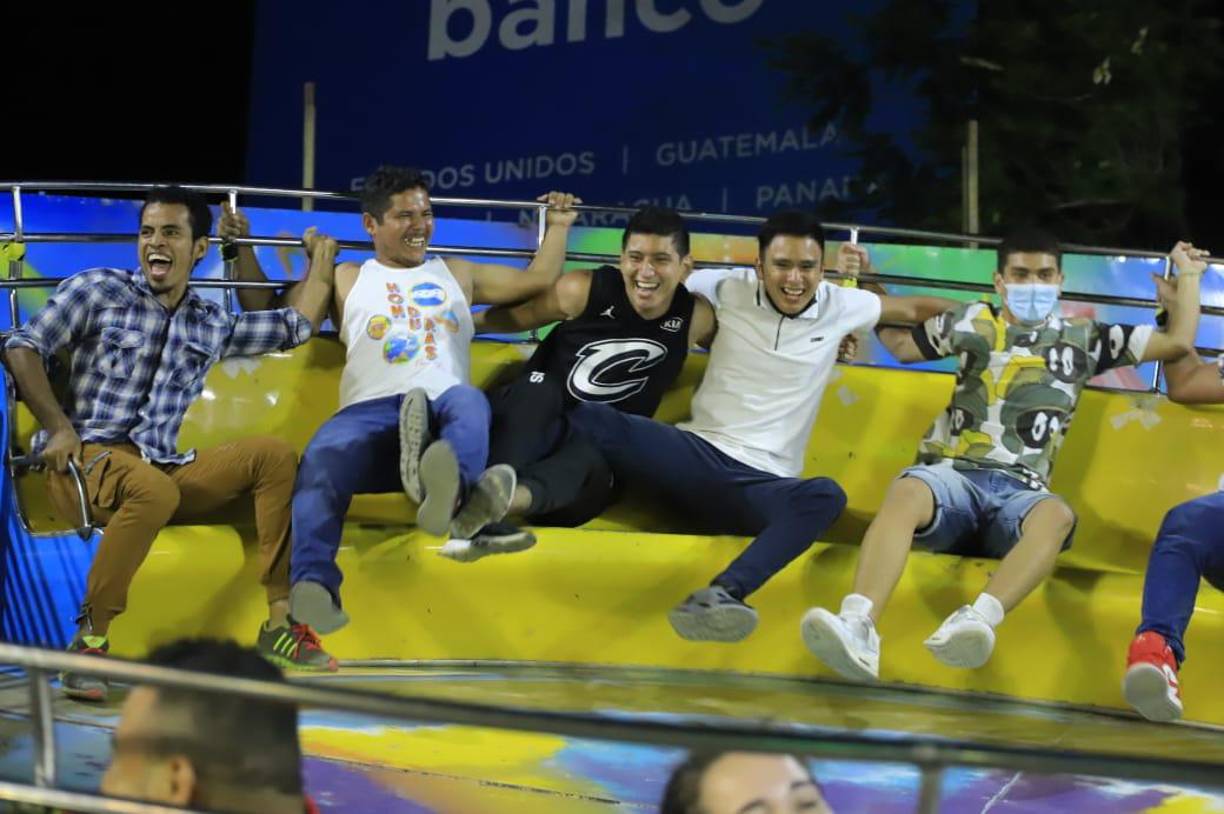 Así disfrutan los sampedranos de los juegos mecánicos en la Feria Juniana