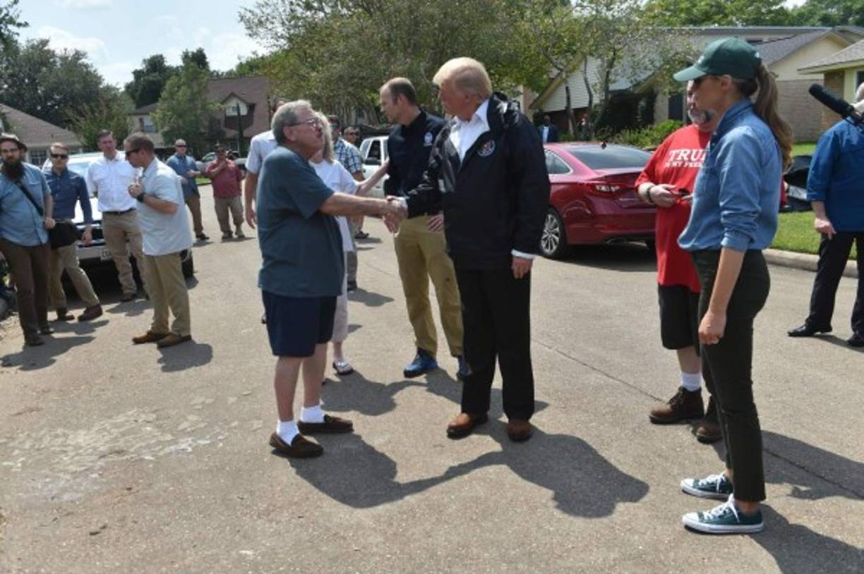 El magnate y la primera dama recorrieron algunos de los barrios a donde los residentes comenzaban a regresar tras el paso de las inundaciones.