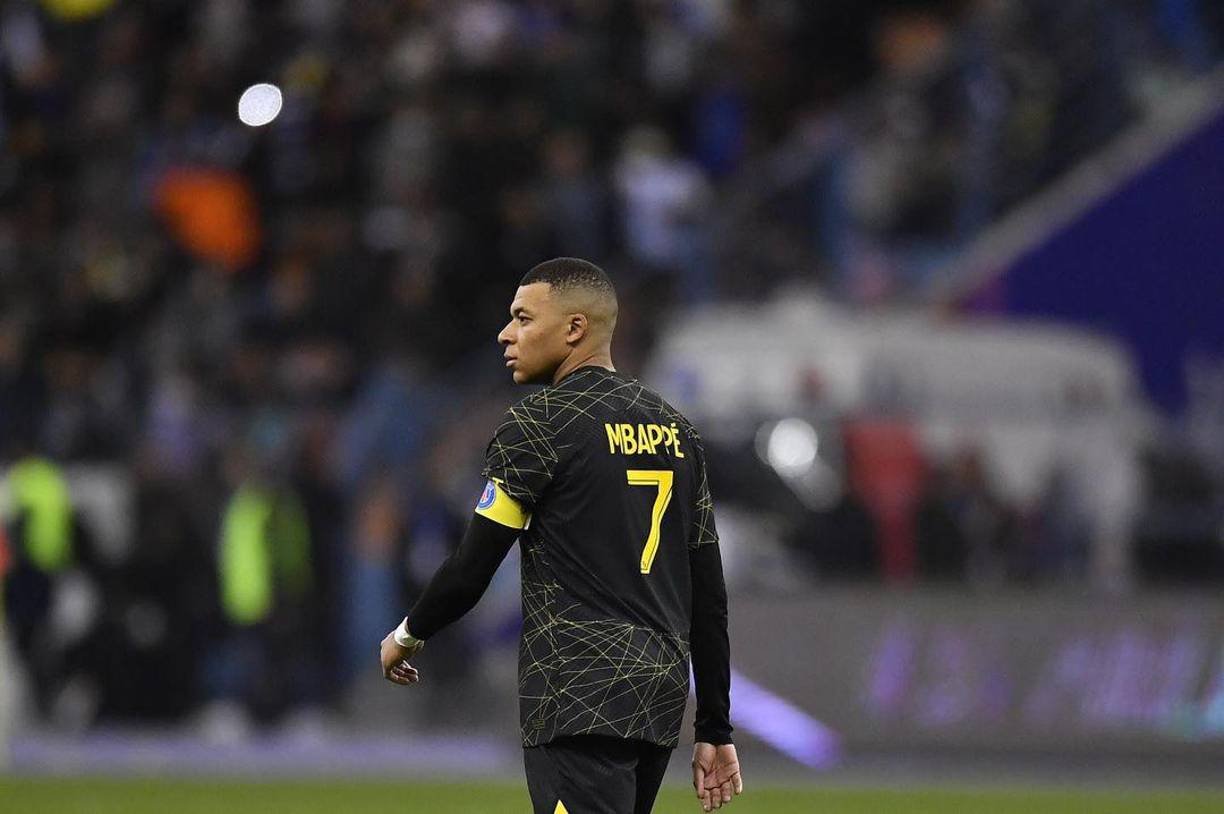 Sin embargo, está compra está siendo cuestionada por varios medios, ya que no tiene realmente sentido. Mbappé no tiene carné de conducir, ni está en proceso de adquirirla y aún así, ha decidido comprarse un Ferrari.