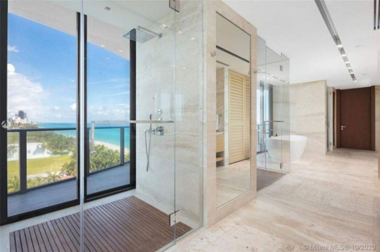 Uno de los lujos de la residencia, que ocupa en el piso noveno del edificio Regalia, de 39 plantas, es que cuenta con un enfriador con capacidad para 1.000 botellas de vino.