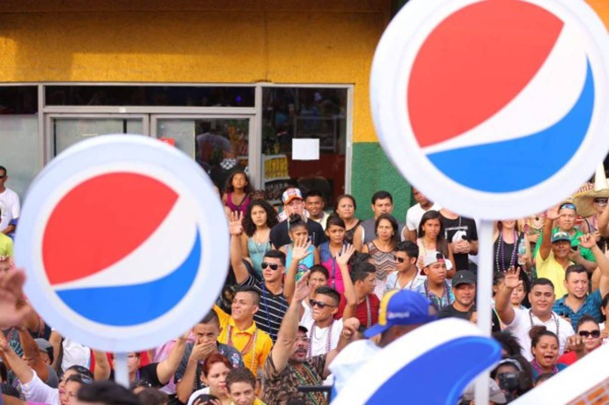 Miles de personas disfrutan en La Ceiba, Atlántida, del carnaval más colorido del año.