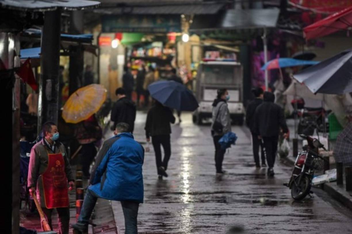 Antes de la pandemia, alrededor de tres mil camiones ingresaban aL mercado cada día a través de sus múltiples entradas. Ahora solo una de ellas permanece abierta y por ella deben de cruzar todos los vehículos para pasar por una rigurosa revisión tanto a la hora de ingresar como a la salida.