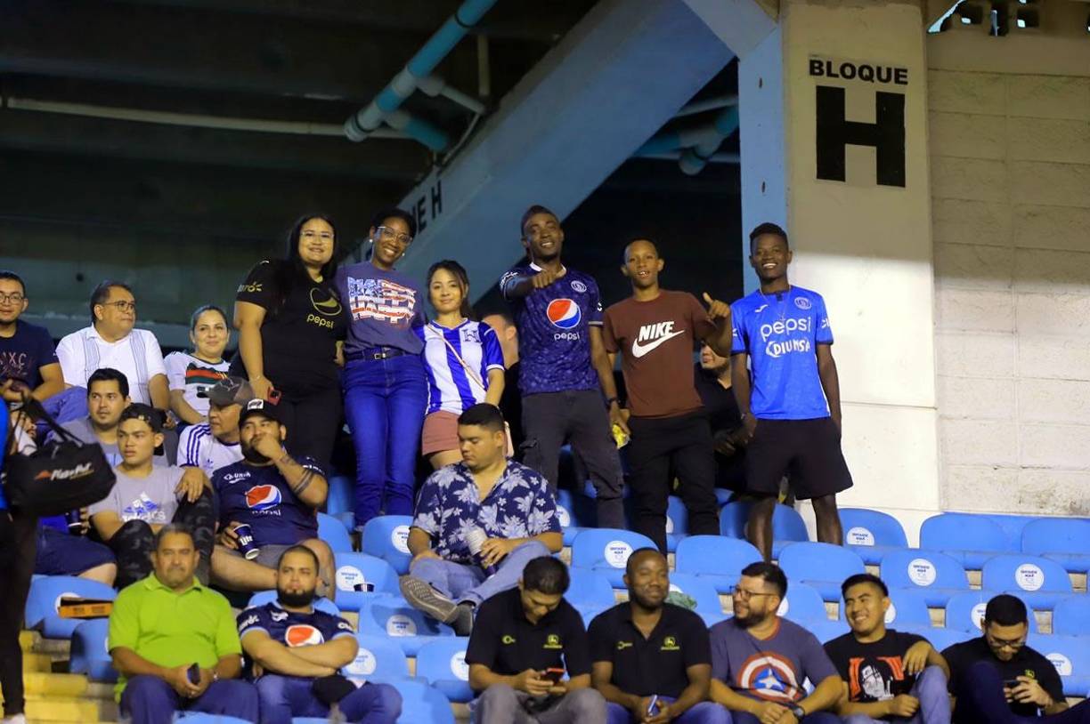 La familia de Wesly Decas, que fue titular con Motagua ante Pachuca, llegó al estadio para apoyar al jugador.