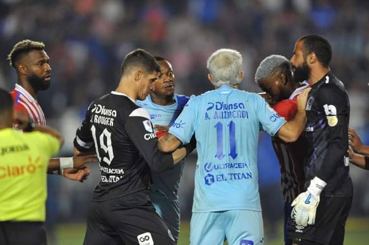 En los minutos final del partido, los jugadores de Motagua y Olimpia protagonizaron un tremendo zafarrancho.