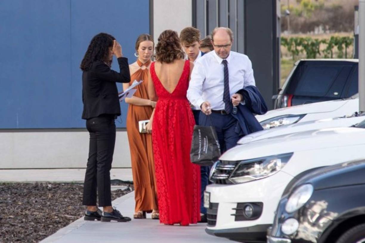 Poco detalles de una de las bodas más esperadas en España se han dado a conocer. Aunque todavía no hay una foto de la novia se sabe que su vestido de novia fue diseñado por Rosa Clará.<br/><br/>'Nos sentimos enormemente orgullosos por haber formado parte en un día tan especial, la boda de Mery Perelló y Rafa Nadal. Nos encantaría felicitar a la pareja por su matrimonio, ¡los mejores deseos!', ha asegurado la diseñadora.