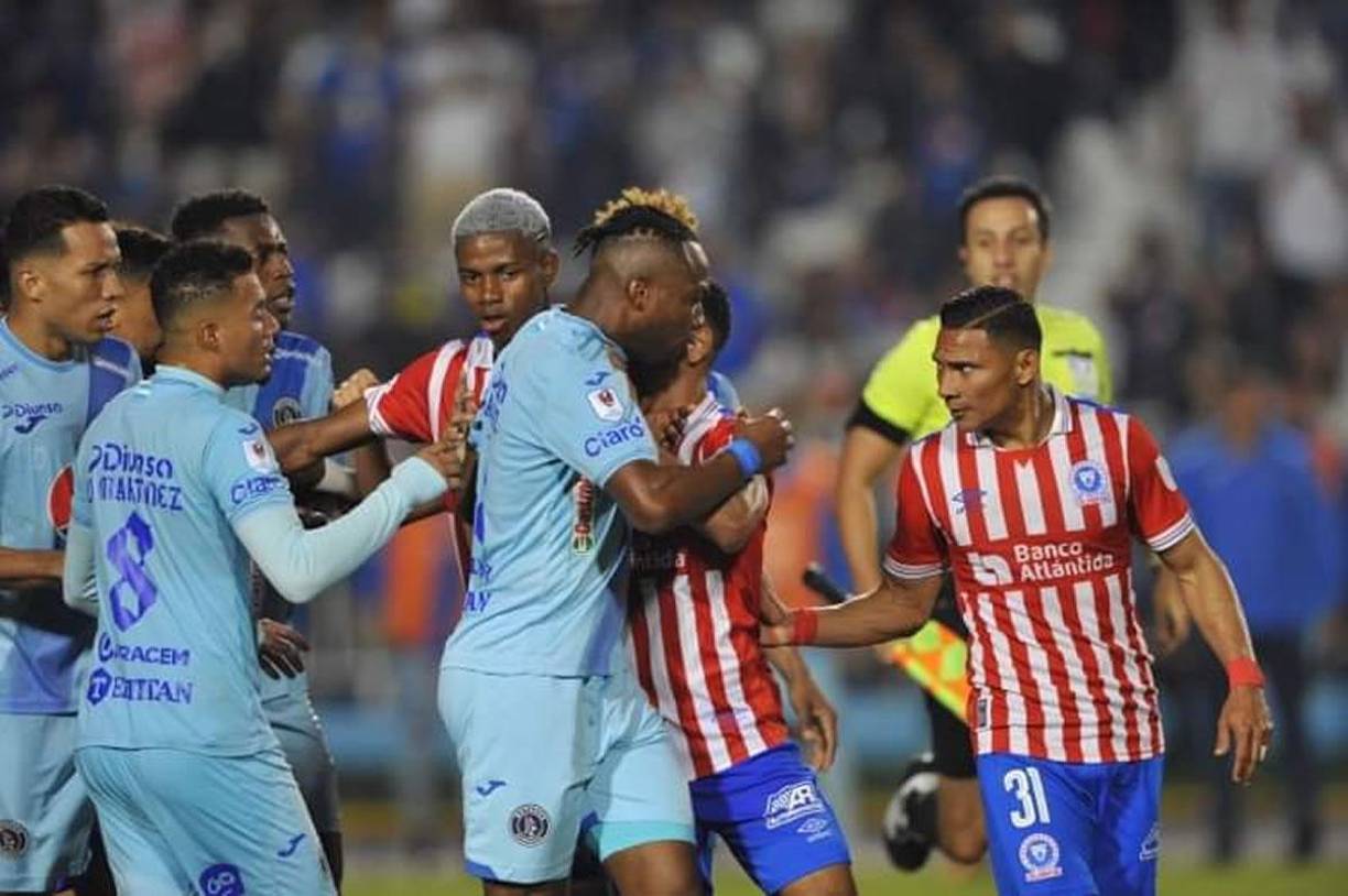 En los minutos final del partido, los jugadores de Motagua y Olimpia protagonizaron un tremendo zafarrancho.