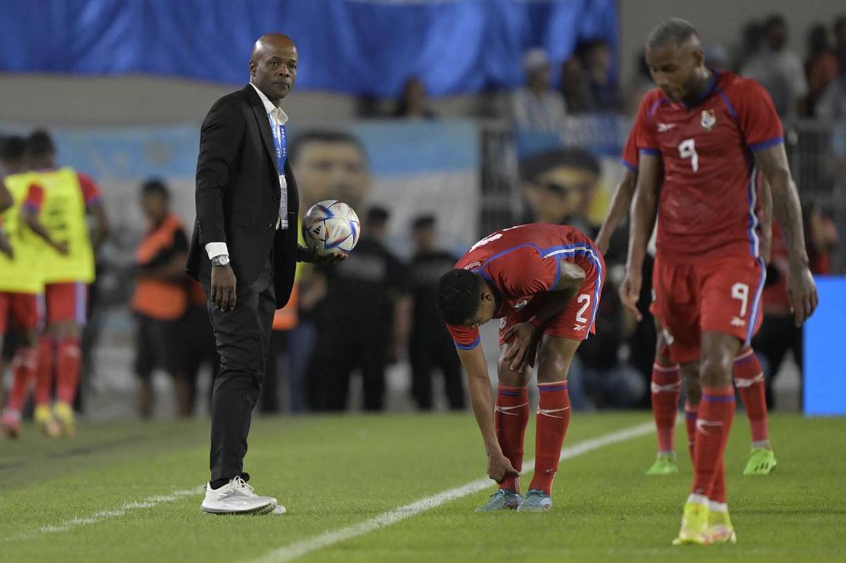 El entrenador de Panamá, Jorge Dely Valdés, con el balón en un lance del partido ante Argentina.