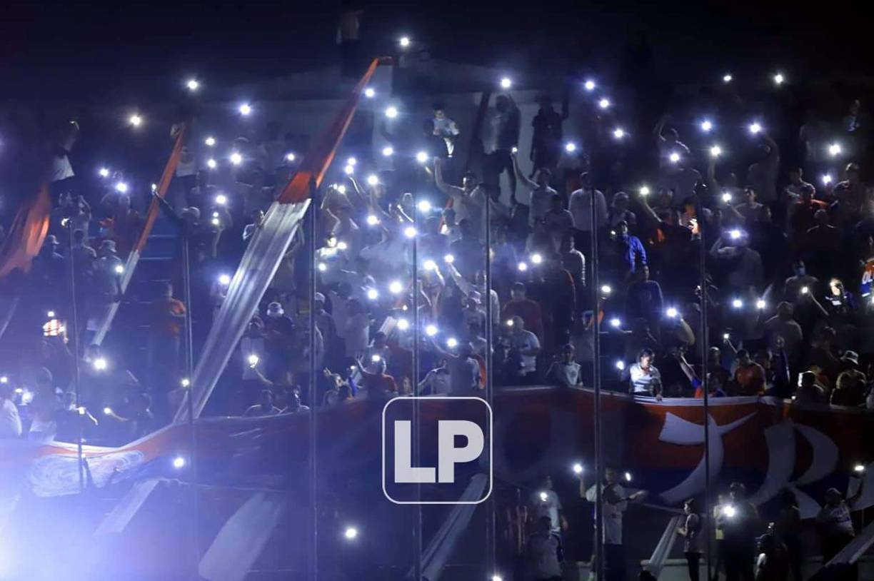 Aprovechando la oscuridad, los aficionados del Olimpia sacaron sus celulares para iluminar las gradas del Olímpico.