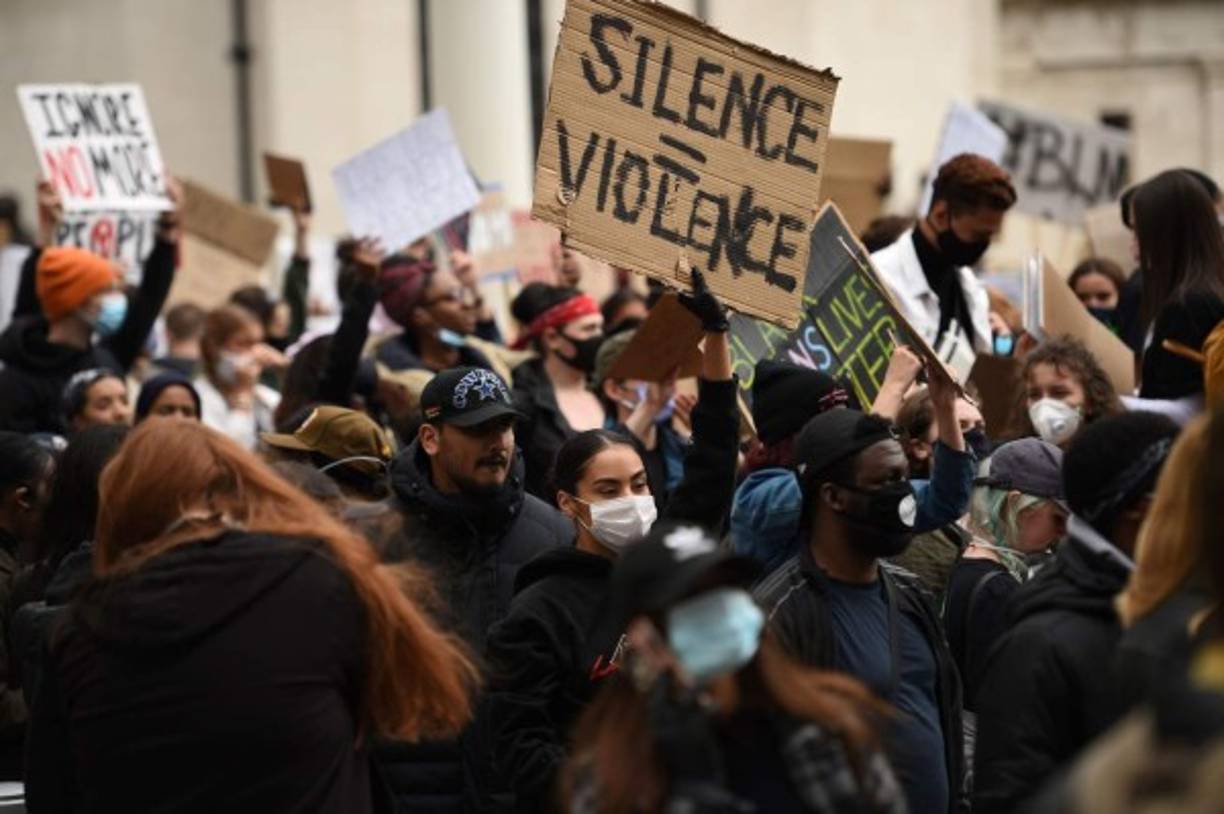 Protestors show solidarity with the Black Lives Matter movement in the wake of the killing of George Floyd, an unarmed black man who died after a police officer knelt on his neck in Minneapolis, as they gather at Centenary Square, central Birmingham on June 4, 2020. (Photo by Oli SCARFF / AFP)