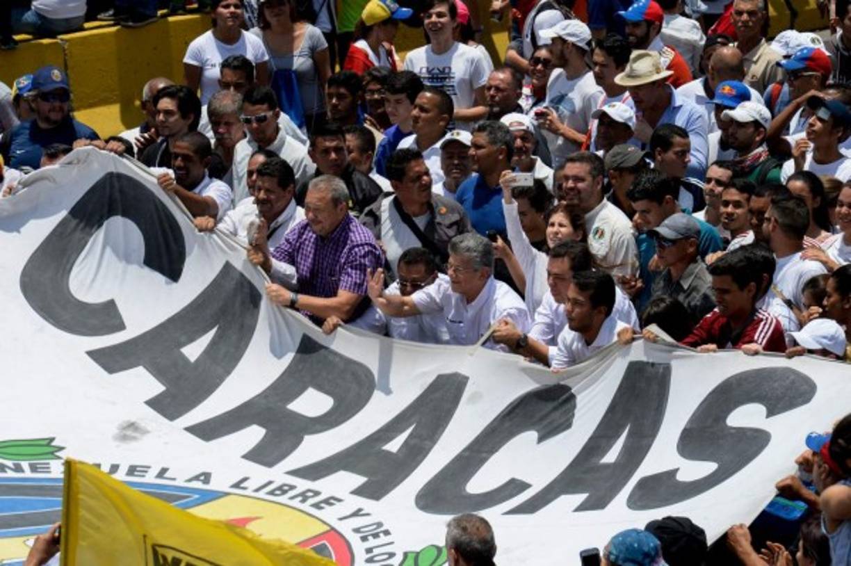 Miles de opositores marcharon contra Maduro exigiéndole que abandone el poder.