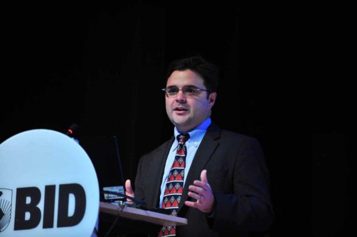 Ricardo Zúñiga, diplomático de origen hondureño durante una conferencia en el Banco Interamericano de Desarrollo. BID.