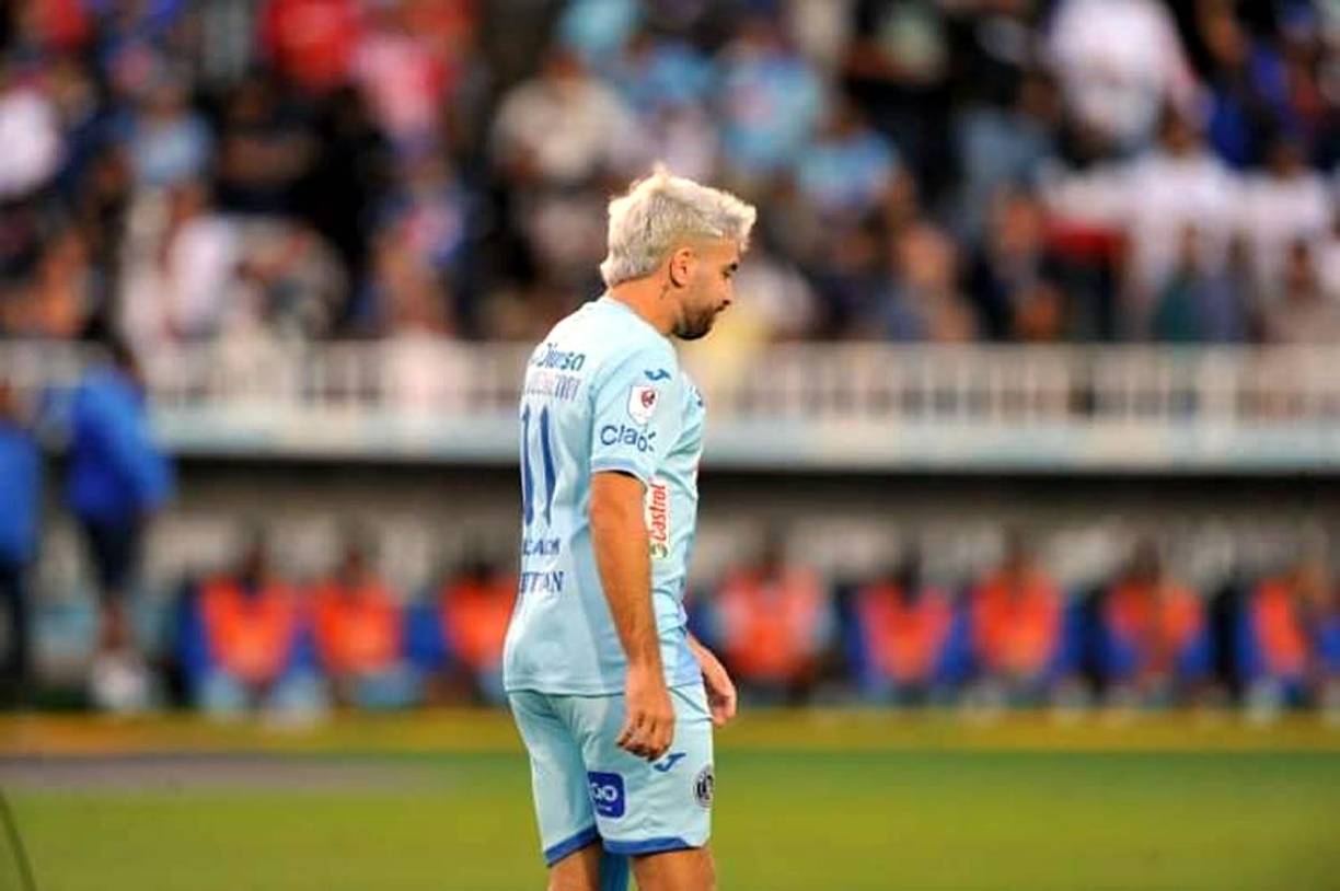 Agustín Auzmendi, caminando cabizbajo tras fallar el penal ante Olimpia.