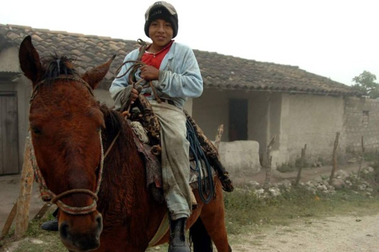 Un niño de origen lenca en el municpio de Gualsinse, Lempira.