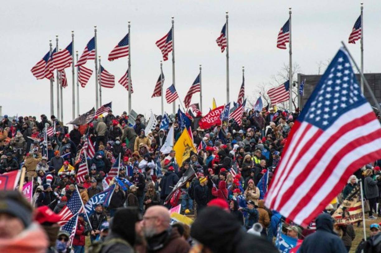 Otros asistentes portaban pancartas en las que se leía 'Paren el robo', el grito de guerra de quienes están convencidos de que la elección del 3 de noviembre estuvo trucada, pese a las negativas de los tribunales y de los responsables electorales.