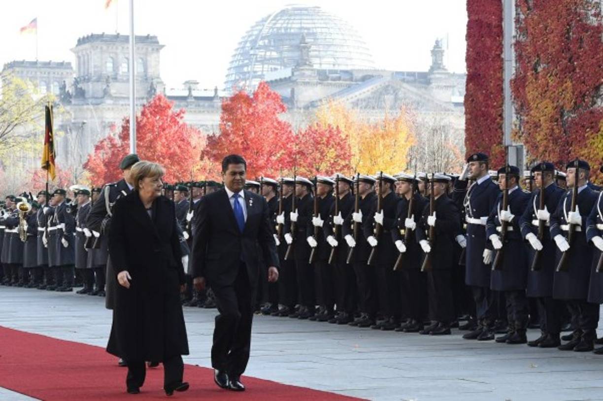 La canciller alemana Ángela Merkel y el presidente de Honduras Juan Orlando Hernández llegan a la rueda de prensa ofrecida tras la reunión que han mantenido en la Cancillería de Berlín,