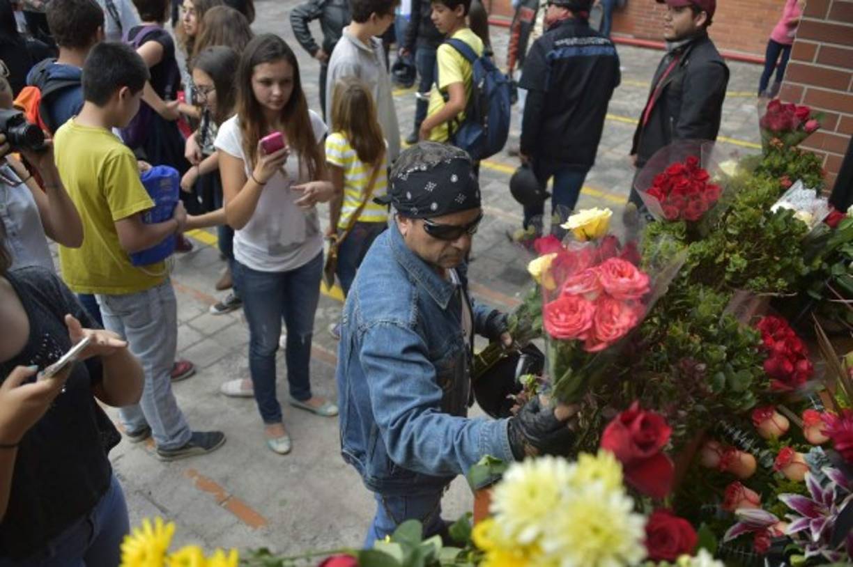 En Ecuador, las muestras de pesar y las condolencias por los atentados terroristas de París se expresaron al frente de la embajada de Francia.