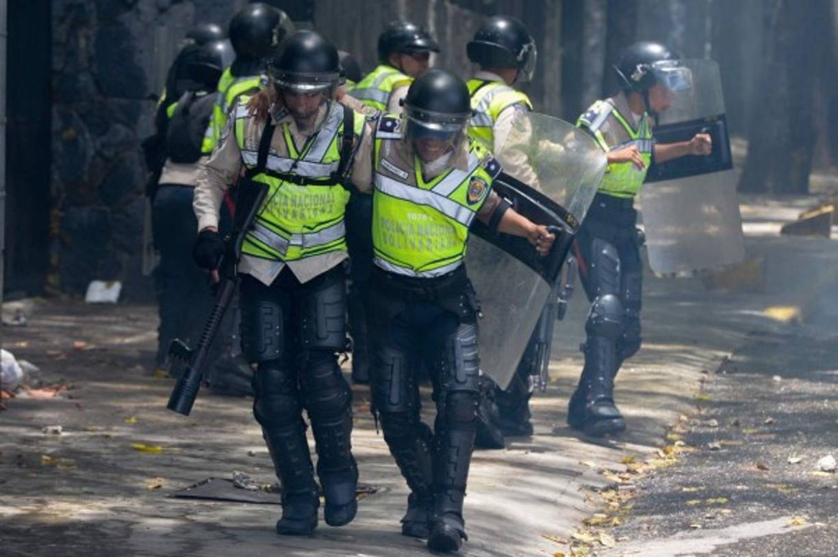 Los violentos choques dejaron 7 funcionarios policiales heridos, según diversas fuentes.