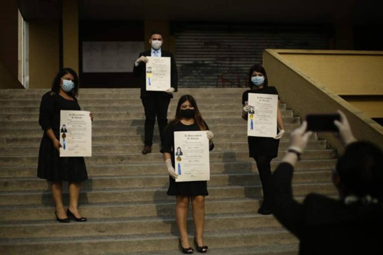 Los profesionales, graduados de la estatal Universidad de El Salvador (UES), se suman a otros colegas que recibieron sus títulos de forma inusual, por la emergencia por el COVID-19, como parte de las 'graduaciones blancas' impulsadas por la institución pública.