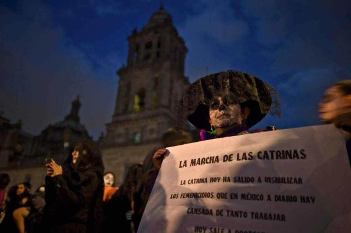 El Día de Muertos es una celebración tradicional de origen mesoamericano que honra a los difuntos. Se celebra principalmente los días 1 y 2 de noviembre, aunque en algunos lugares comienza desde el 31 de octubre.