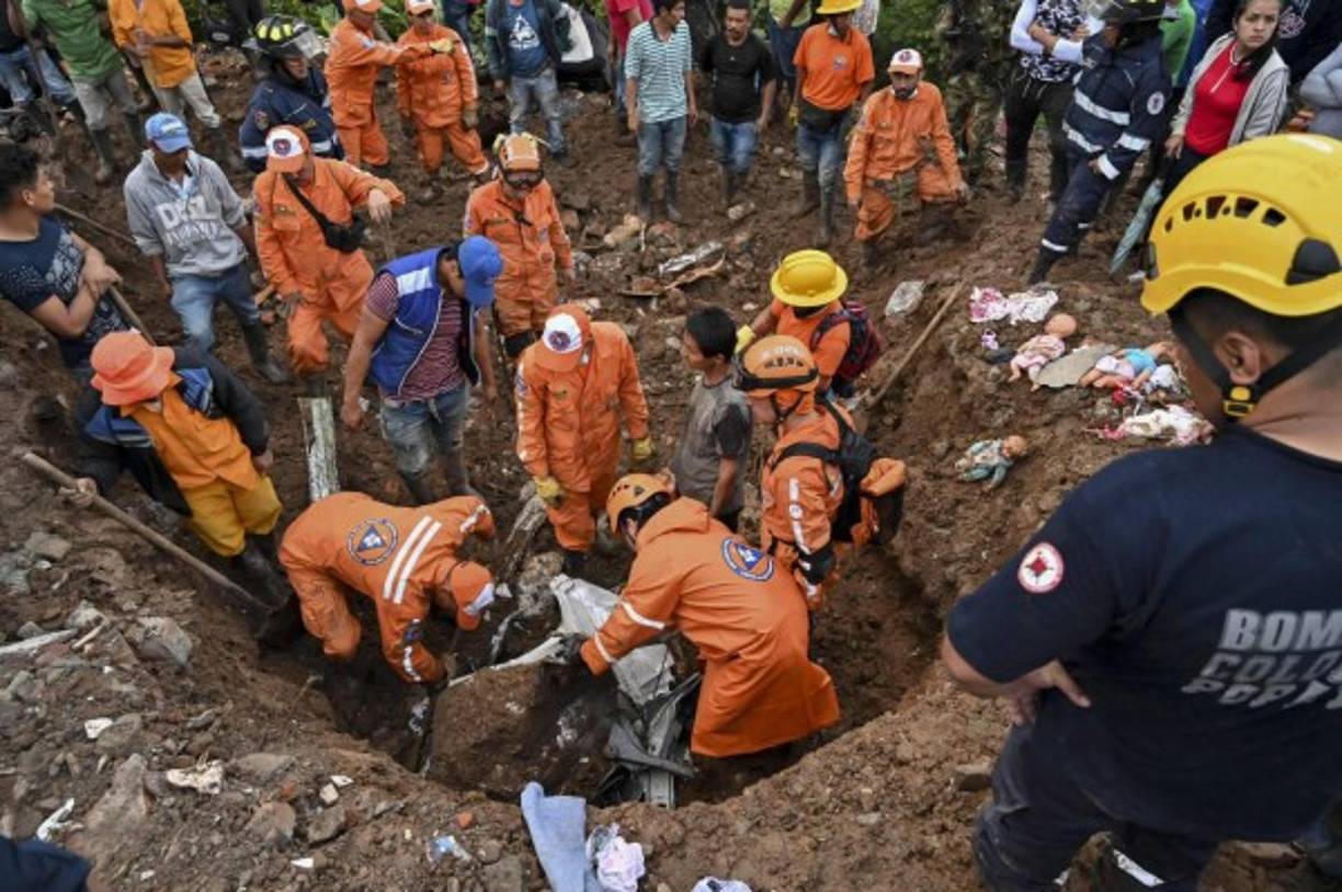 Autoridades esperan encontrar con vida a los desaparecidos que en total eran 13 personas hasta este día.