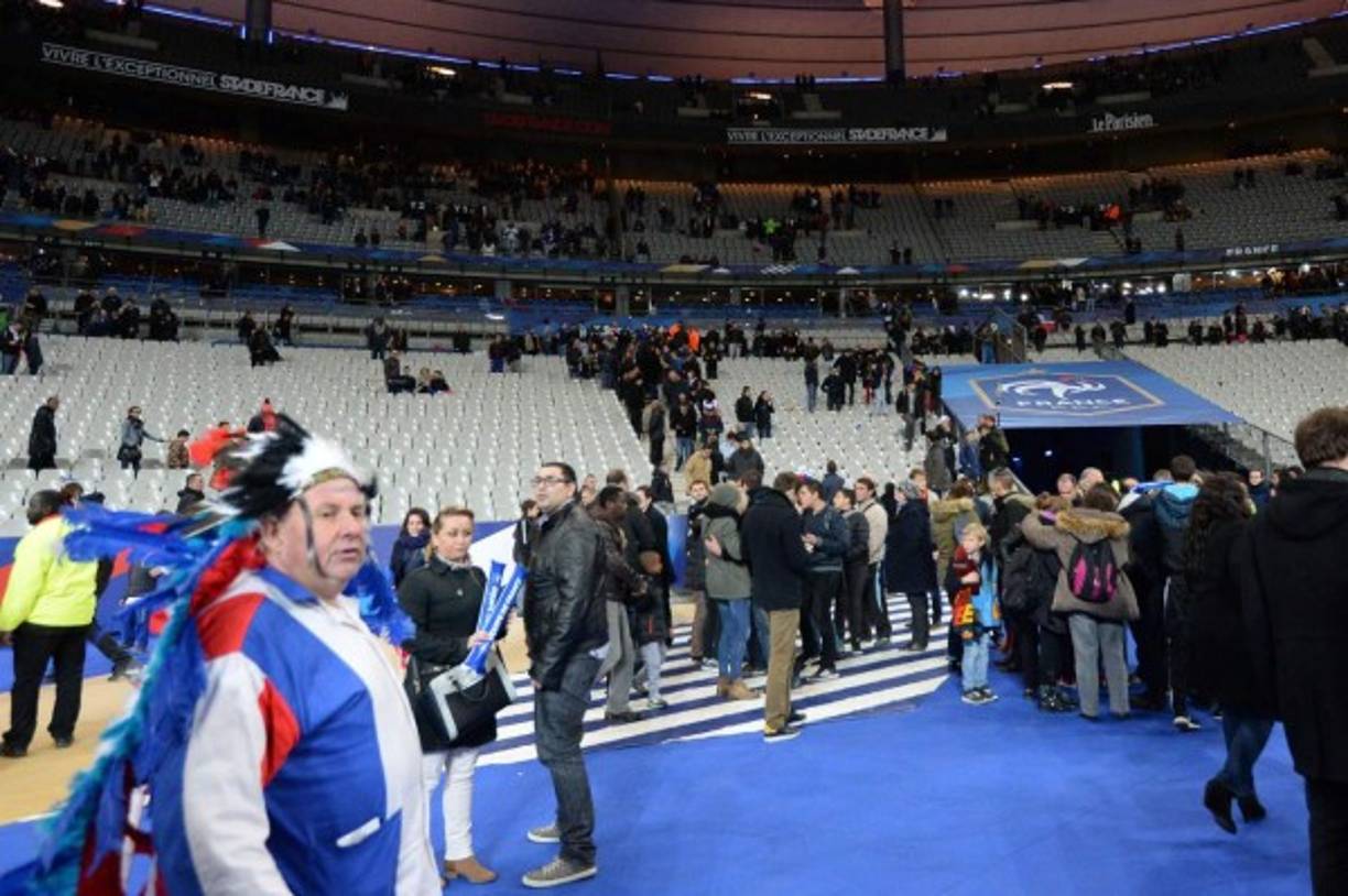 Al menos una de las explosiones producidas el viernes cerca del Stade de France en París fue provocada por un kamikaze, que murió en la misma, indicaron fuentes policiales y cercanas a la investigación.