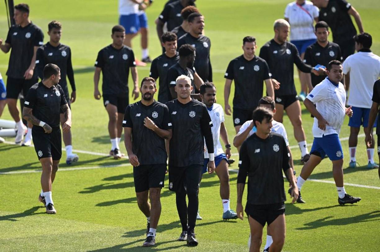 “Harto de esas escenitas de Keylor Navas, Celso, Duarte, Oviedo; dejen de partir el grupo, es horrible sentirse desolado, es feo que te aparten, los millonarios, los crack, los europeos de un lado y los otros de otro lado”, señaló el periodista costarricense Josué Quezada