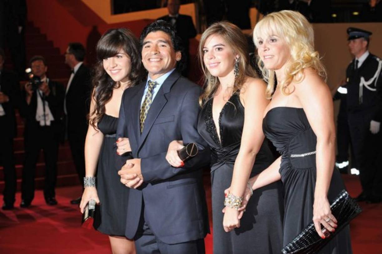 Junto a su ex esposa Claudia Villafañe y sus hijas Dalma Nerea y Giannina Dinorah .