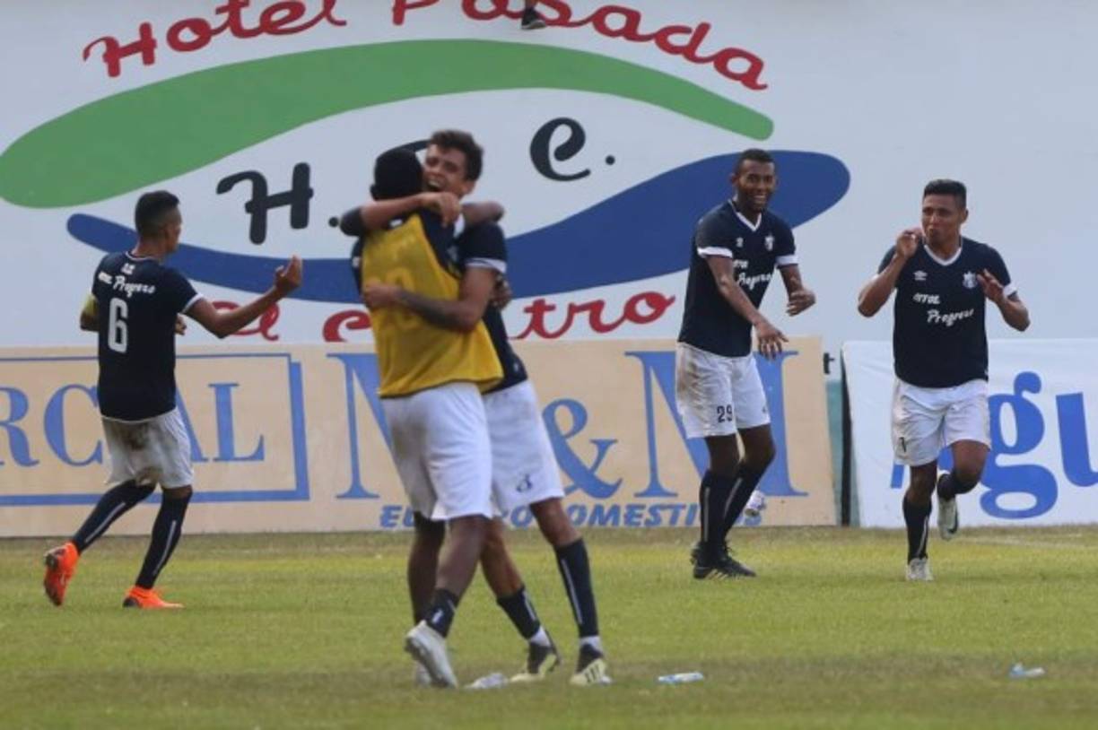 El festejo de los jugadores del Honduras Progreso por la victoria.