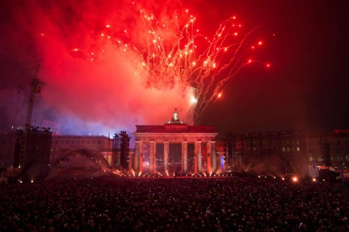 La Puerta del puente de Brandeburgo fue utilizada como el escenario donde se desarrolló el espectáculo, para cerrar un fin de semana de festejos en la capital alemana.