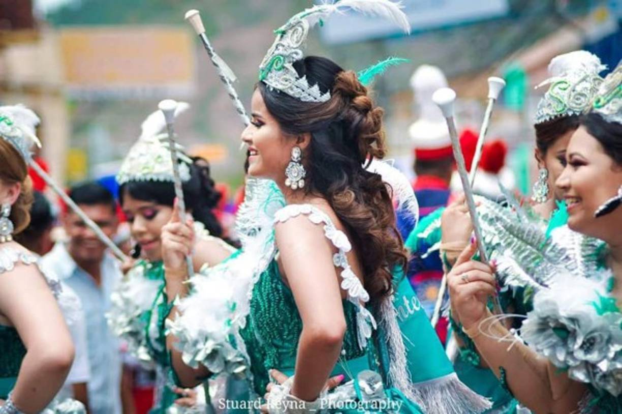 'Me sentía encantada, muy feliz, el público me recibía con muchos apalusos' compartió Jasuary en exclusiva para Diario La Prensa, sobre su participación en los desfiles patrios.