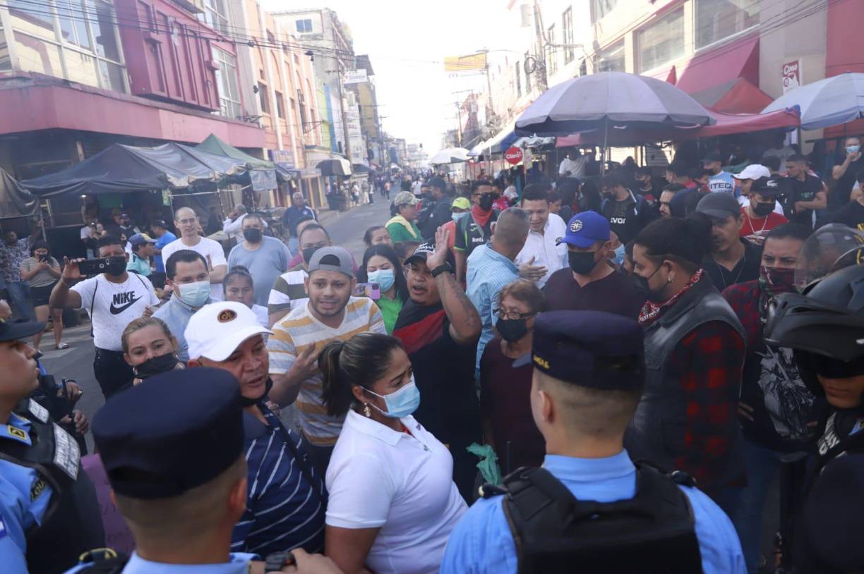 Algunos de los protestantes son vendedores que operaban frente a la Universidad Nacional Autónoma de Honduras en el valle de Sula (Unah-VS). 