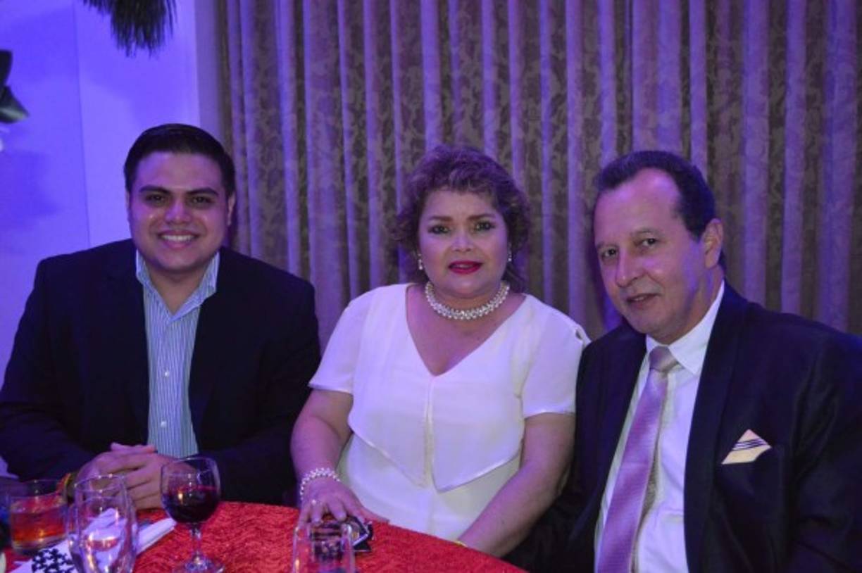 Guillermo Maradiaga con Lorena y José Crespo.