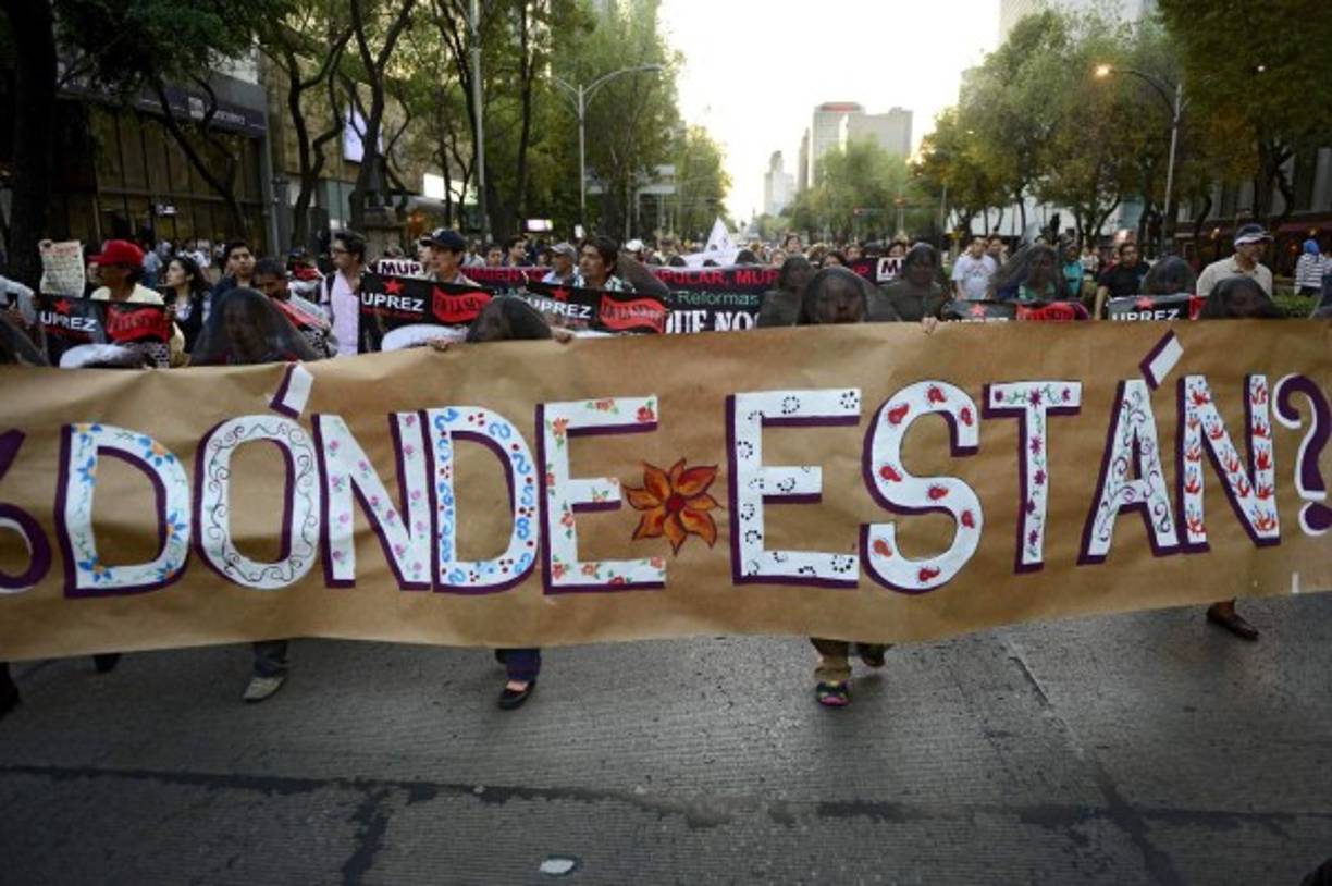 Con creativas pancartas inició una masiva marcha que reunió a más de 60 mil personas que exigieron el retorno con vida de los 43 estudiantes desaparecidos.