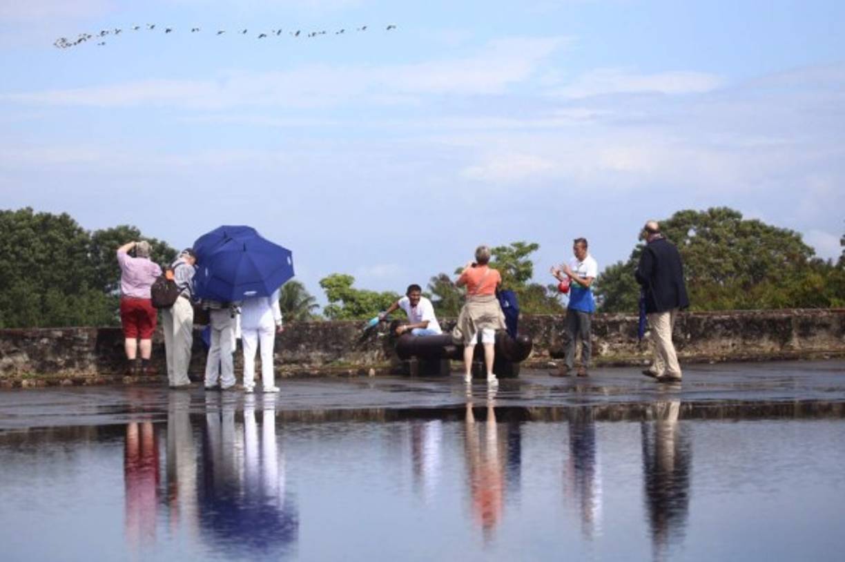 Los turistas aprovecharon para tomar fotografías desde la parte alta de la fortaleza.