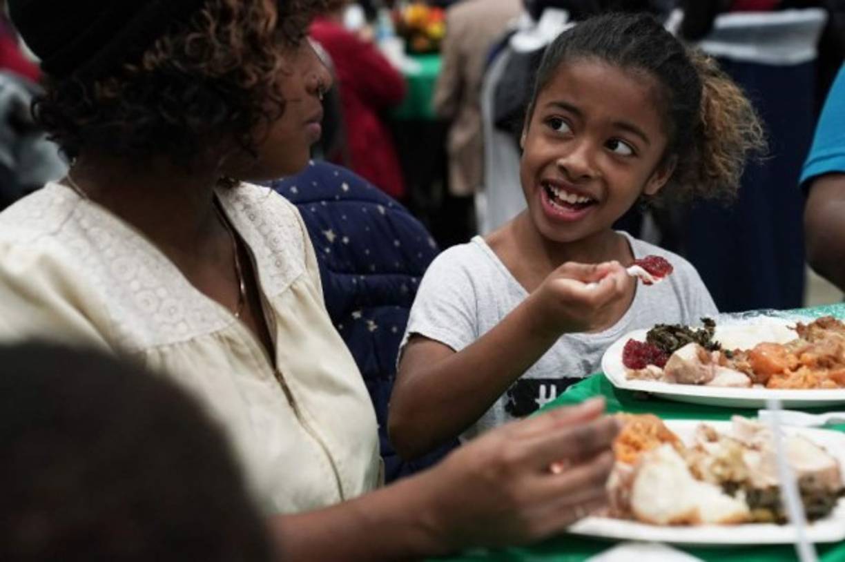 En Chicago, miles de personas pobres también recibieron alimentos para esta tradicional fiesta estadounidense.