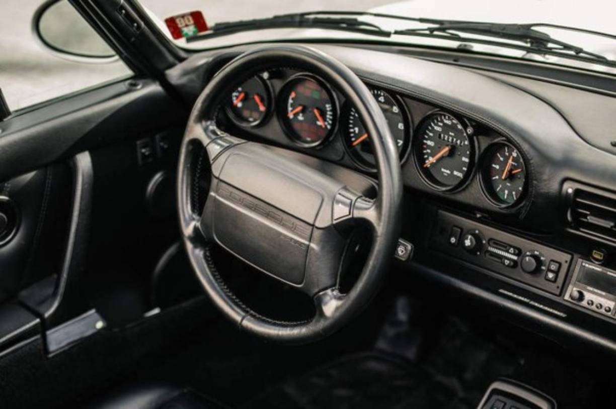 Un carro especial de edición limitada, que formó parte del exclusivo garaje de la leyenda del fútbol Diego Maradona, ha sido puesta a la venta por Bonhams vía subasta en París, Francia.