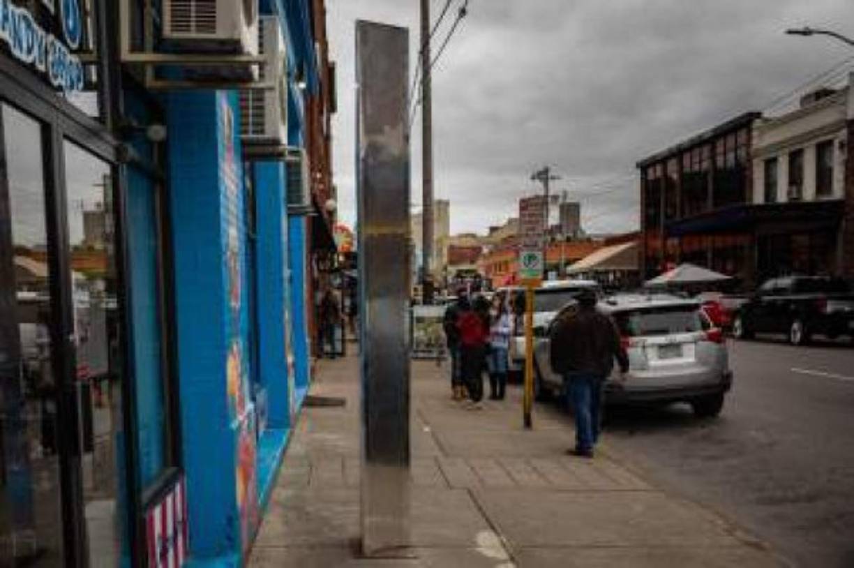 Inglaterra no se quedó atrás en la lista de países donde han aparecido estas extrañas estructuras. Este lunes se encontró un monolito en una playa de la isla británica de Wight, situada en el sur del país europeo.