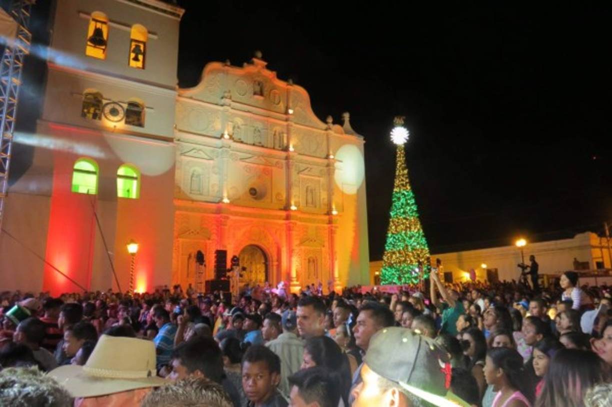 Una nutrida concurrencia disfrutó del show de luces.