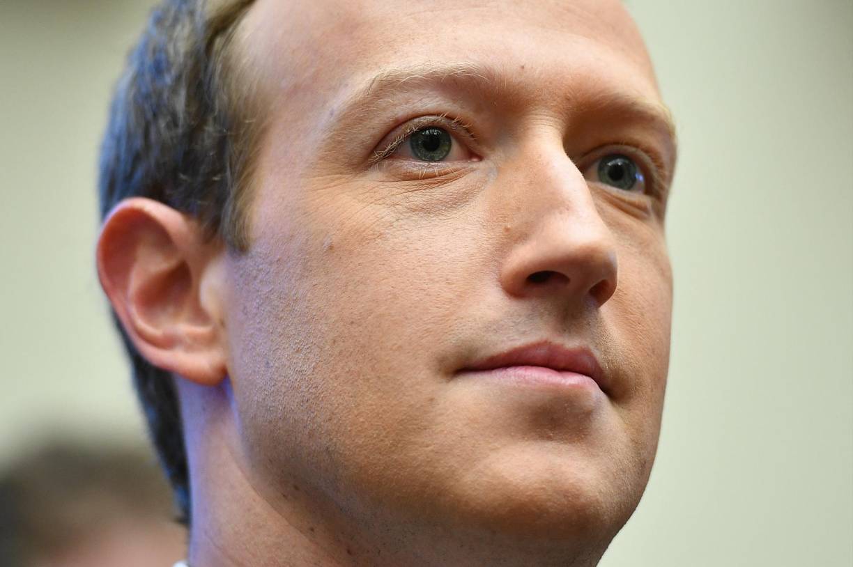 6. Mark Zuckerberg, el fundador de Facebook que ha enfrentado una serie de escándalos en los últimos años, decidió cambiar el nombre de su empresa a Meta, en un esfuerzo por lavar su imagen. Zuckerberg tiene una fortuna de 123,000 millones de dólares.