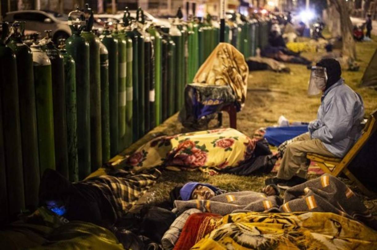 En América Latina, la segunda región del mundo con más muertos por coronavirus, una misma escena de desesperación se repite: gente haciendo filas eternas o pagando altos precios por un tanque de oxígeno mientras muchos enfermos mueren asfixiados en los hospitales.