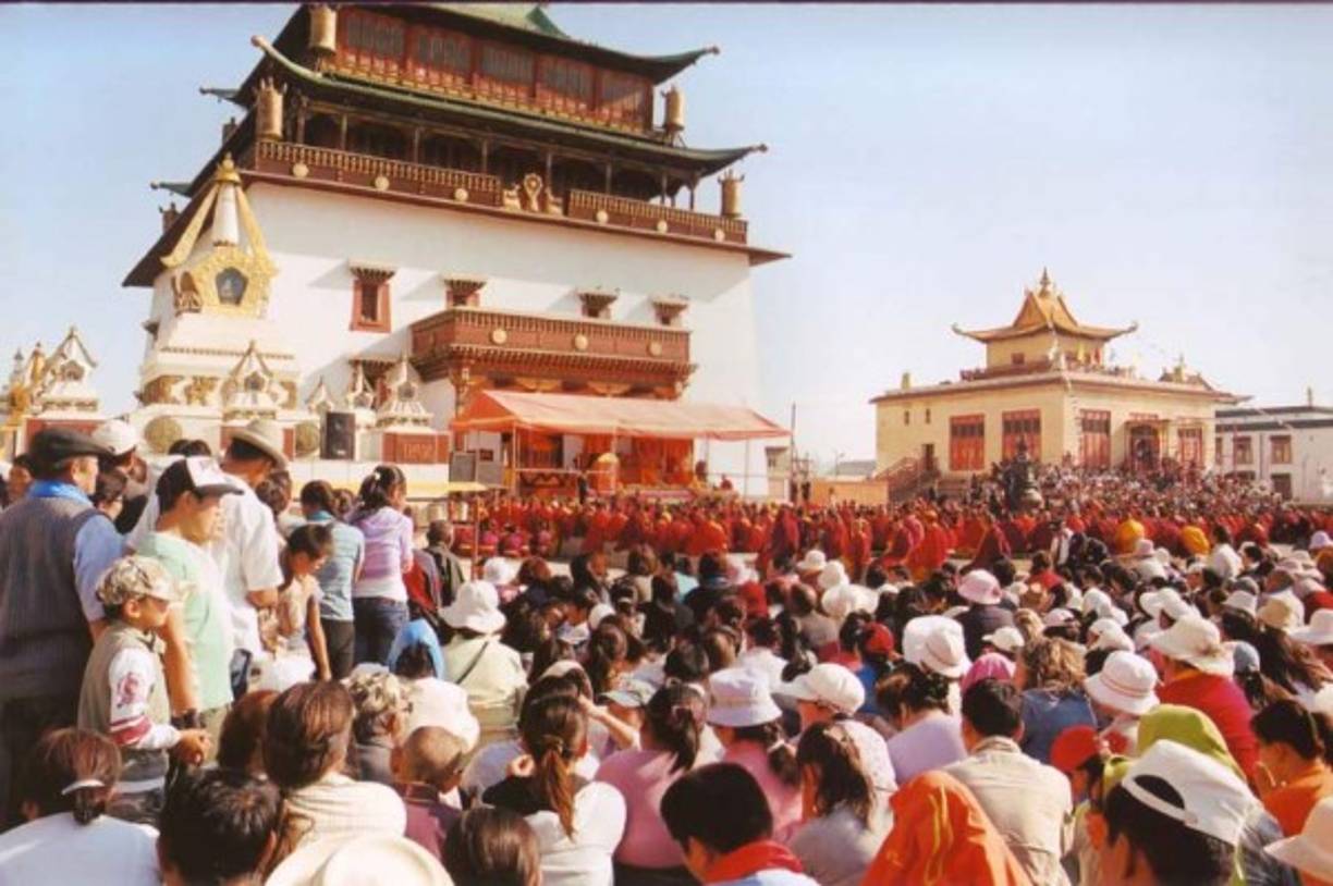 El budismo tibetano o lamaísmo es la religión dominante en Mongolia, por lo que hay tan sólo unos 760 católicos, que cuentan con los servicios de tres iglesias y una catedral en la capital del país y no aprovechan para celebrar los días santos.<br/>