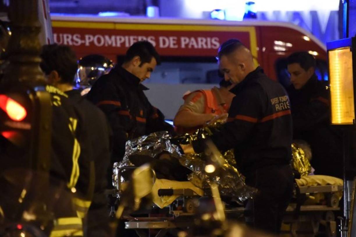 Los terroristas habrían disparado durante aproximadamente diez minutos con ametralladoras Kalashnikov, según la CNN.