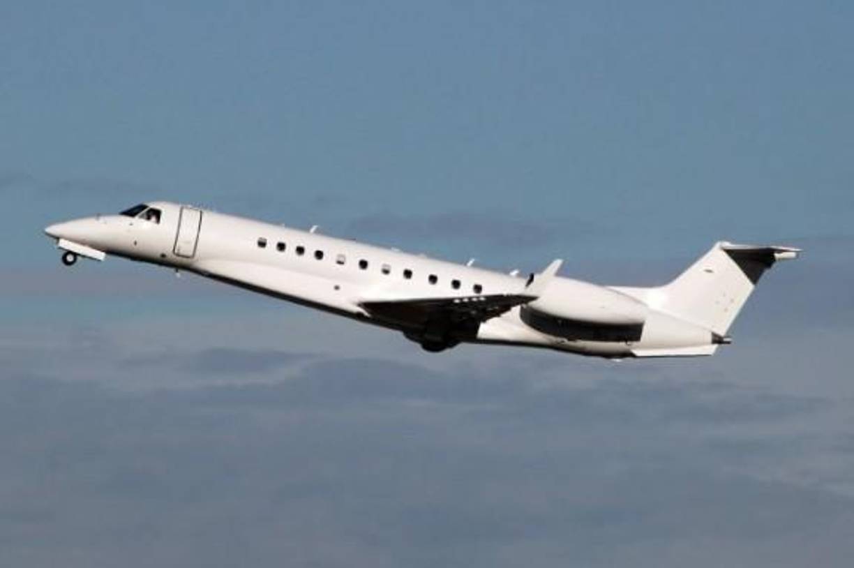 Castro, quien sus pocos viajes al exterior los ha hecho en vuelos comerciales, incluso prometió desde antes de asumir el poder que el avión presidencial sería vendido.