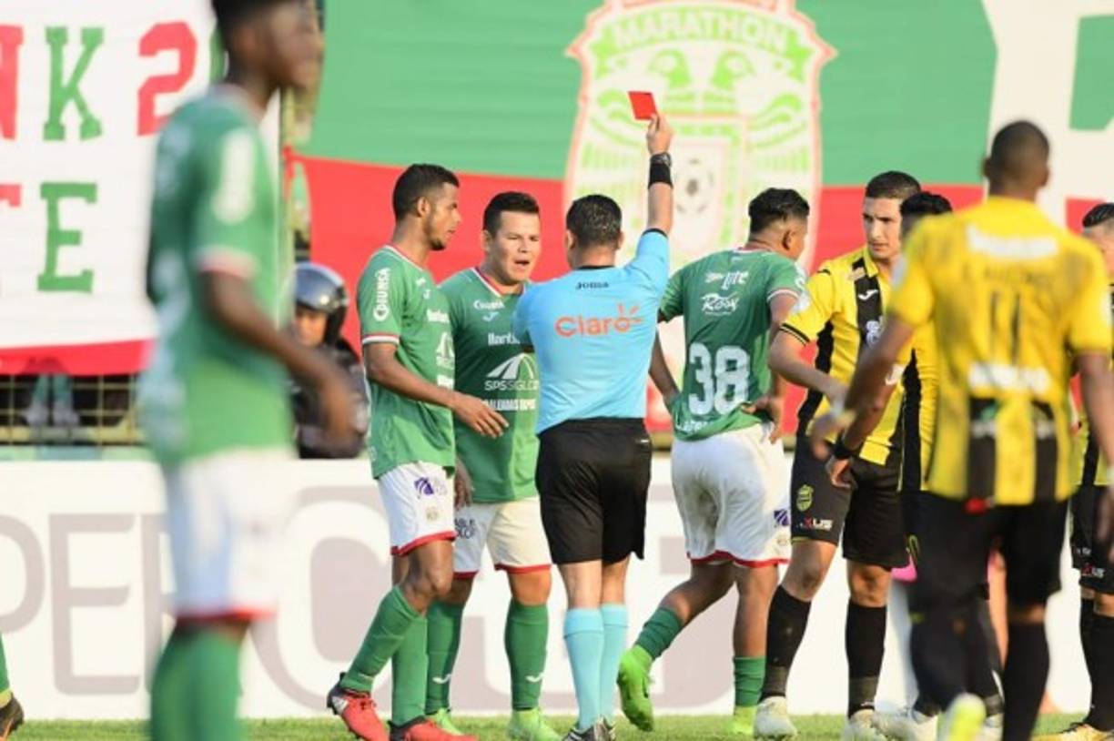 El clásico estuvo fuerte y ambos clubes quedaron con 10 jugadores. Brayan Martínez vio la cartulina roja tras una entrada sobre Iván López.