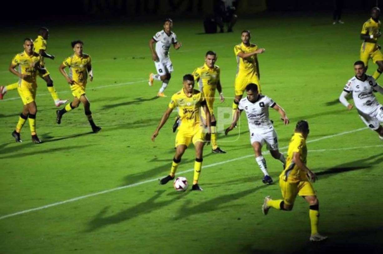El defensa aurinegro Getsel Montes con el balón ante la marca de un jugador del Querétaro.