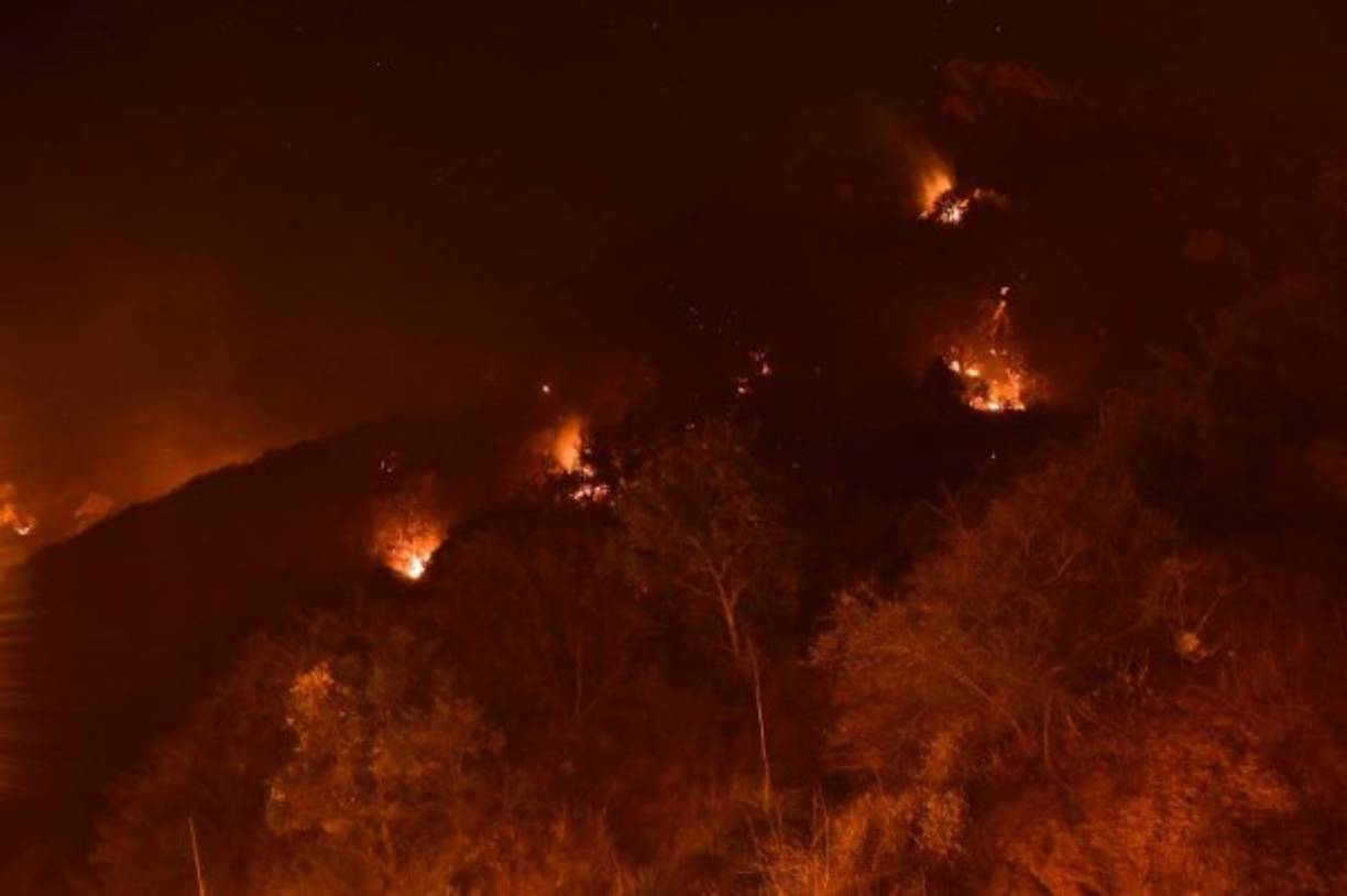 Los bomberos combaten en medio de fuertes vientos los incendios que ya dejan al menos 44 muertos, entre ellos el 'Camp Fire', el más mortífero en la historia de este estado de la costa oeste de Estados Unidos.