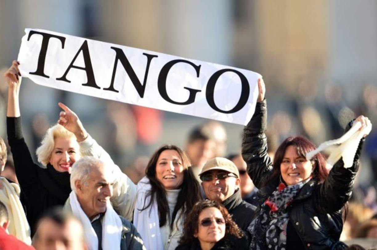 Llegados de toda Italia y algunos incluso de más lejos, los bailarines se levantaron al alba para asistir en primera fila a la audiencia general que comenzó a las 10h00 locales.