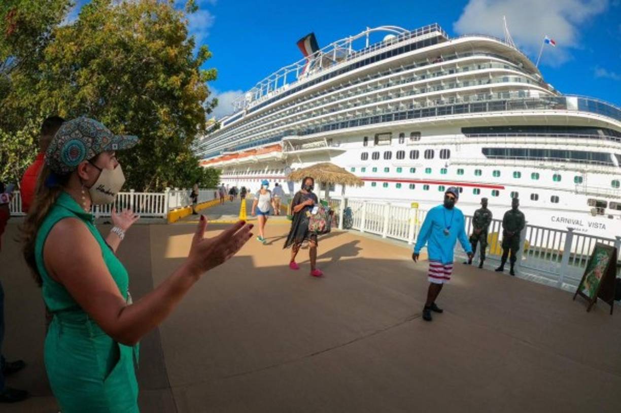 “Toda la gente de la isla está muy entusiasmada por la llegada de este barco, es una oportunidad de volver a empezar después de tantos meses que hemos estado esperando este retorno de los cruceros, se siente un ambiente de esperanza entre los isleños, es la mucha gente que depende exclusivamente de prestar servicio a los cruceristas”, comentó Nicole Marrder, ministra de Turismo.