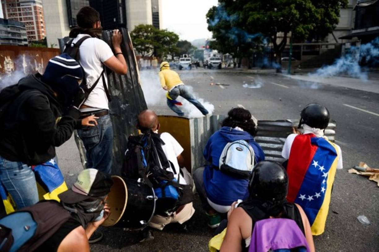La oleada de protestas contra Maduro han dejado hasta la fecha más de 20 muertos y decenas de heridos tras la fuerte represión de las fuerzas de seguridad bolivarianas ordenada por el Gobierno, según líderes opositores.